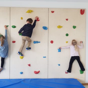 Kletterwand im neuen Turnraum